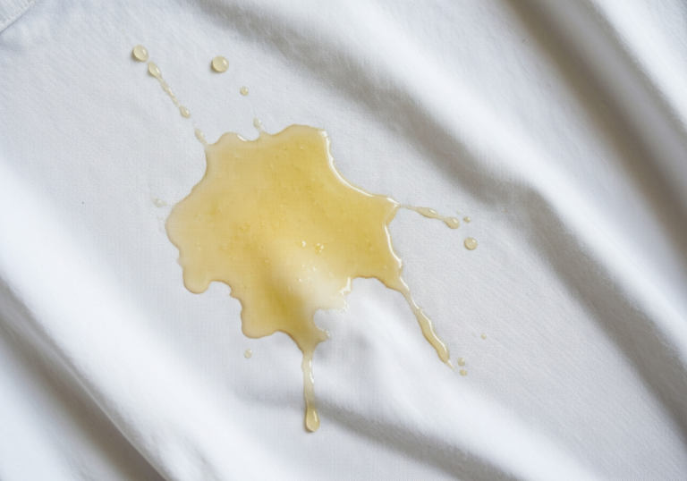 Plama z wosku na ubraniu